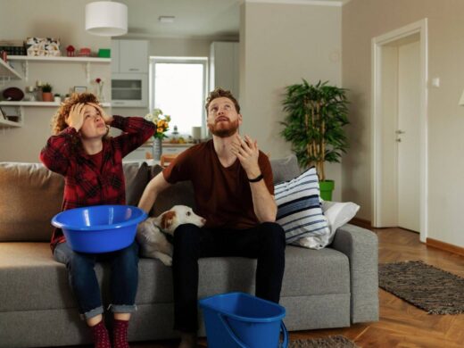 Fuite&#x20;de&#x20;toiture&#x20;&#x3A;&#x20;les&#x20;bons&#x20;r&#x00E9;flexes&#x20;en&#x20;urgence