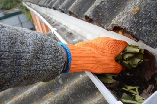 Nettoyer ses gouttières : quand, comment, pourquoi