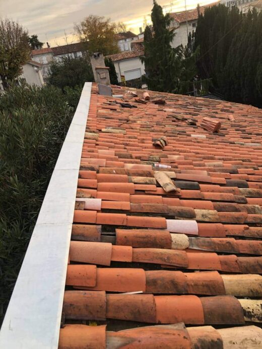 Habillage&#x20;en&#x20;zinc&#x20;d&amp;&#x23;8217&#x3B;un&#x20;faitage&#x20;monopente&#x20;en&#x20;tuile&#x20;canal&#x20;&#x00E0;&#x20;Saintes,&#x20;Charente&#x20;Maritime